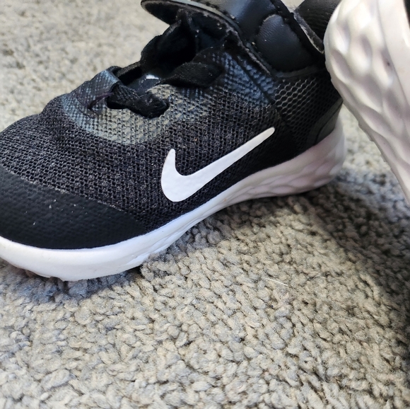 Nike Revolution toddler size 5c sneaker. Worn a few times but son outgrew - Picture 3 of 6